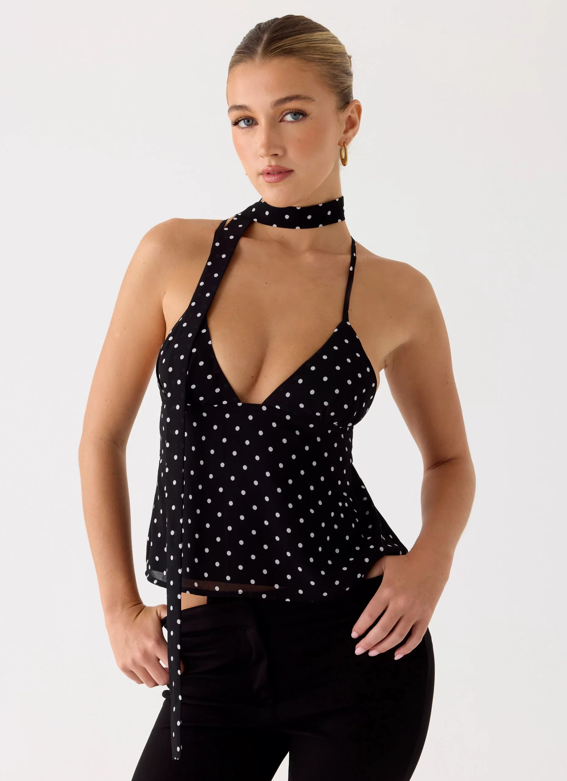 DF05AAF7-5FE1-CA89-263A-954B2B396F89.webp Quiero Backless Top - Black Polkadot - 图片 1